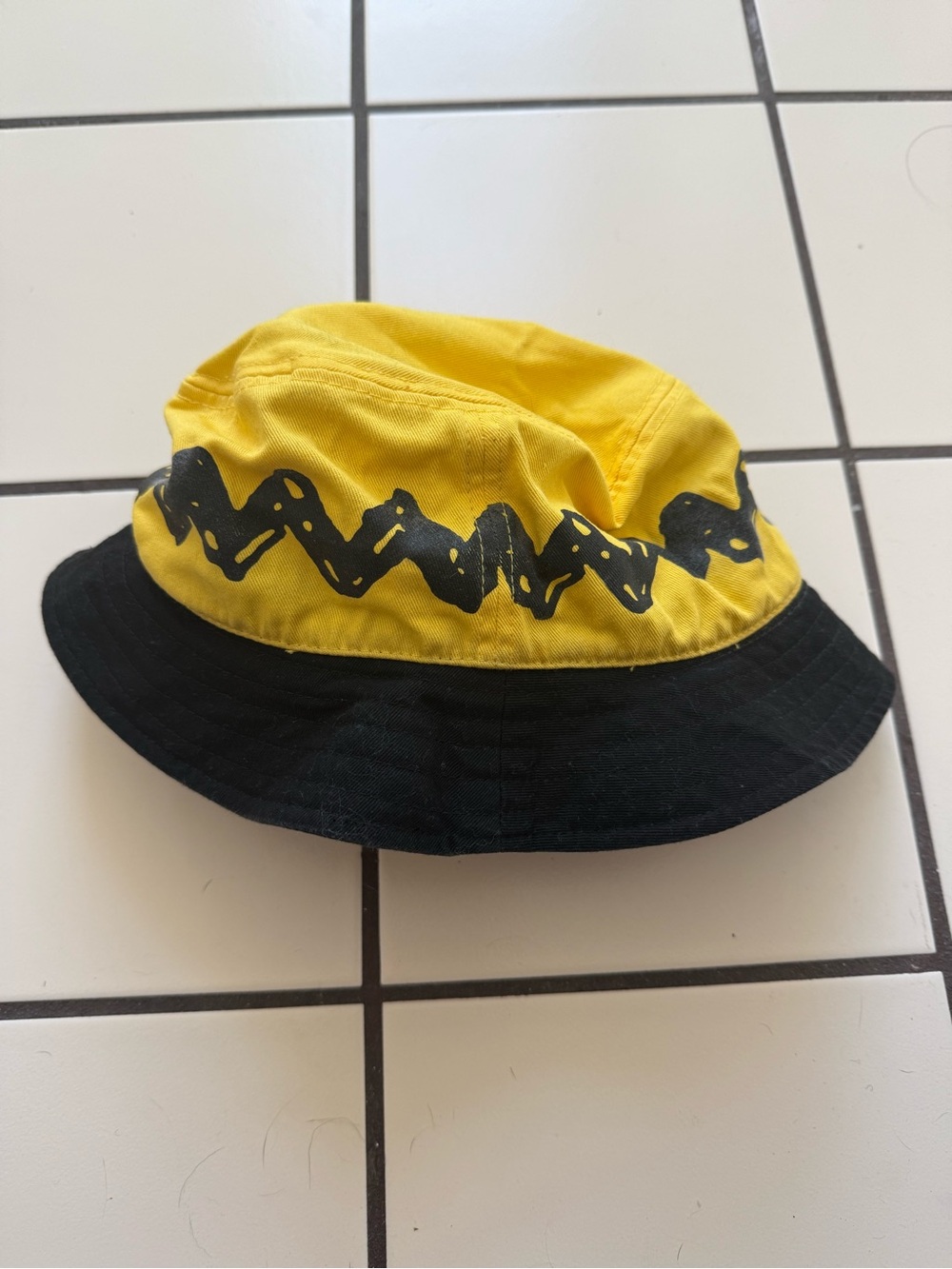 Peanuts Snoopy Bucket Hat Yellow & Black – Great America 2022